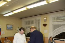 Перед наблюдателями идет опечатывание урны для голосования