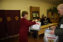 Наблюдателям демонстрируют пустые урны для голосования