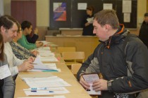 Житель Нижнего Новгорода получает бюллетень на избирательном участке №1659 в Нижегородском  районе города в день выборов депутатов Государственной Думы РФ шестого созыва