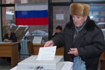Житель Нижнего Новгорода опускает бюллетень в КОИБ (Комплекс обработки избирательных бюллетеней) на одном из избирательных участков в Нижегородском  районе города в день выборов депутатов Государственной Думы РФ шестого созыва