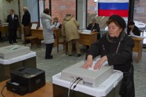 Житель Нижнего Новгорода опускает бюллетень в КОИБ (Комплекс обработки избирательных бюллетеней) на одном из избирательных участков в Нижегородском  районе города в день выборов депутатов Государственной Думы РФ шестого созыва