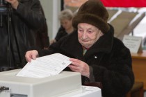 Жительница Нижнего Новгорода опускает бюллетень в КОИБ (Комплекс обработки избирательных бюллетеней) на одном из избирательных участков в Нижегородском  районе города в день выборов депутатов Государственной Думы РФ шестого созыва