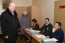 Губернатор Нижегородской области Валерий Шанцев 4 декабря проверил на некоторых участках, как проходят выборы депутатов Государственной Думы РФ VI созыва