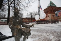 Памятники тоже невольно приняли участие в митинге