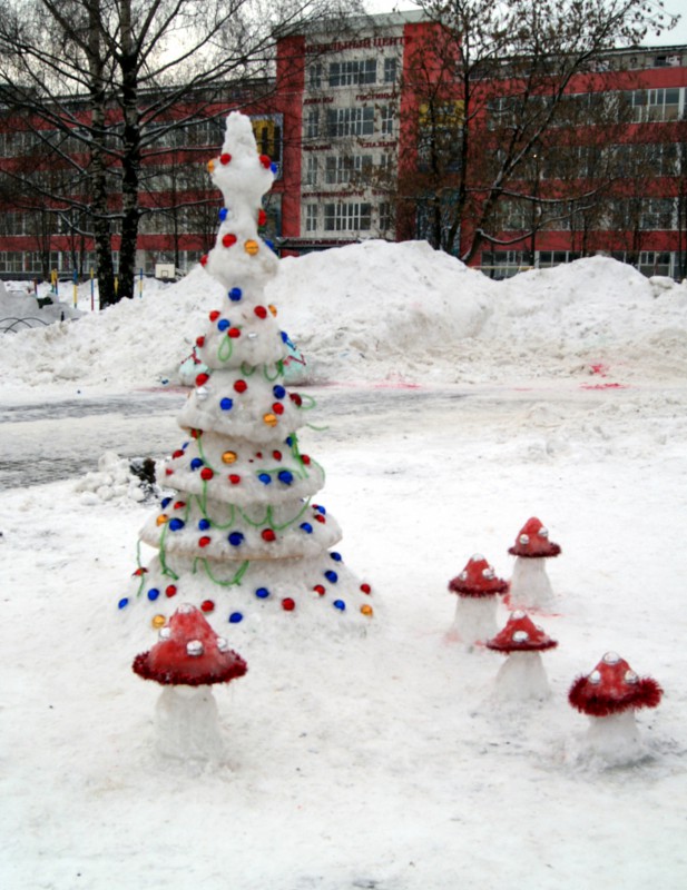 В камышинском детском саду появились цветные скульптуры из снега
