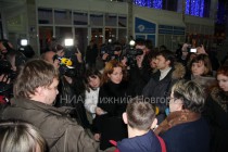 Прибывшие пассажиры лайнера Costa Concordia рассказывают журналистам о своем спасении