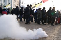 Несколько раз участники митинга поджигали дымовые шашки