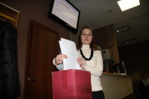 Преподаватели школы моделируют ситуацию с вбросом бюллетеней