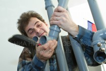 Андрей Коротин настраивает басовый трубофон