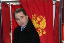 Полпред Президента РФ в ПФО Михаил Бабич на выходе из кабинки для тайного голосования