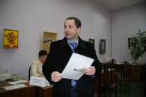 Михаил Бабич с избирательным бюллетенем