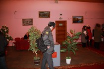 Сотрудник полиции голосует в Богородском районе Нижегородской области