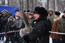 Заводчица гуся со своим питомцем наблюдает за ходом поединка