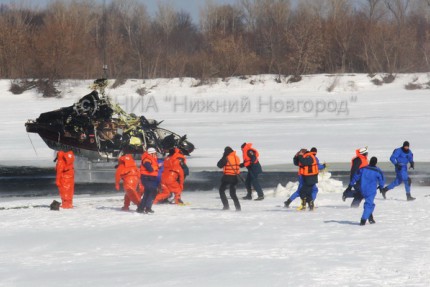 Спасатели ГУ МЧС России подняли вертолет, потерпевший крушение в акватории реки Волга в Нижнем Новгороде