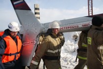 Спасатели несут хвост упавшего вертолета