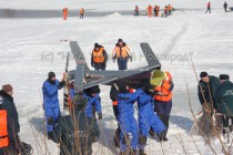 Водолазы МЧС России доставили хвост упавшего вертолета на берег