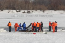 Водолазы извлекают из воды хвост вертолета
