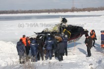 Вертолет осматривают спасатели и представители следственного комитета России