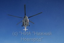 Вертолет Ми-8 МЧС России транспортирует к берегу упавший вертолет
