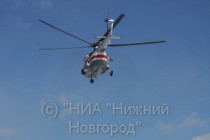 Вертолет Ми-8 МЧС России транспортирует к берегу упавший вертолет