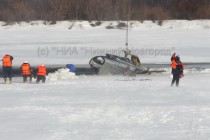Вертолет МЧС России смог поднять упавшее в Волгу воздушное судно