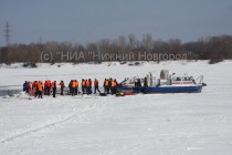 Спасатели готовятся к процедуре поднятия вертолета из-под воды