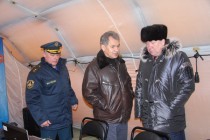 Сергей Шойгу осматривает надувную палатку МЧС