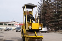 Спецтехника укатывает асфальт, заканчивая ремонт