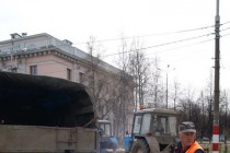 Дорожный рабочий топит нефтебитум