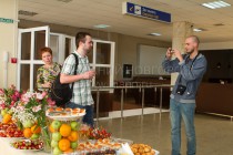 Пассажиры угощались, фотографировались и общались