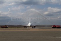 По традиции самолет с пассажирами первого регулярного рейса на борту встречала «водная арка»