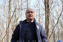 Олег Кондрашов на субботнике собирал мусор
