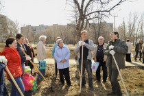 Глава города Олег Сорокин на субботнике