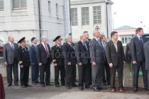 Участники церемонии открытия навигации следят за подъемом флага навигации