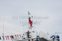 На буксире-толкаче поднимается навигационный флаг