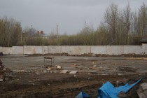 Часть огороженной территории уже залита бетоном