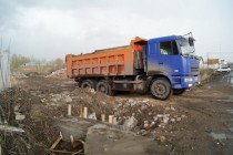 Спецтехника, грузовые машины с регулярной периодичностью привозят на стройплощадку песок