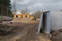 На территории скотомогильника расположены подсобные постройки рабочих