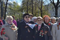 Участники боевых действий слушают поздравления с приближающимся Днем Победы