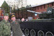 Новый командующий 20-ой Армией генерал-майор Александр Лапин (справа) раздает указания по устранению недостатков