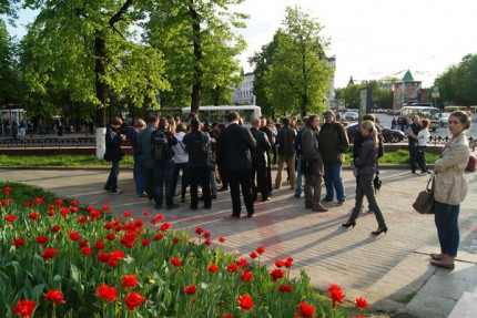 Около 40 человек приняли участие в гуляниях по центру Нижнего Новгорода в знак солидарности с протестующими у памятника Абаю Кунанбаеву в Москве