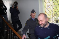 Под конвоем Москвина выводят из здания суда