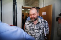 Под конвоем Анатолия Москвина уводят в спецбольницу СИЗО, где он будет дожидаться вступления приговора в законную силу