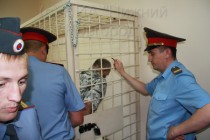 Под конвоем Анатолия Москвина уводят в спецбольницу СИЗО, где он будет дожидаться вступления приговора в законную силу