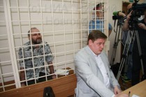 Некрополист Анатолий Москвин в зале суда и его адвокат Алексей Ильин
