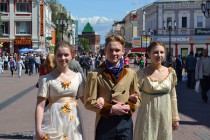 Люди, одетые в костюмы пушкинской эпохи