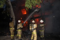 Пожарные ликвидируют возгорание