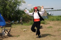 Для зрителей на берегу было организовано театрализованное представление