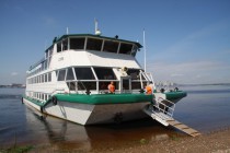 Зрители прибыли на регату на новом колесном теплоходе Сура