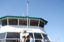 Зрители прибыли на регату на новом колесном теплоходе Сура